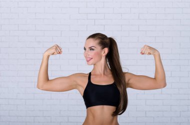 Kadın onun pazı gösterir