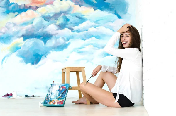 Woman paiting the wall — Stock Photo, Image