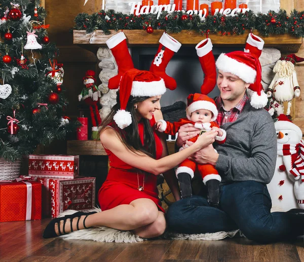 Família na noite de Natal — Fotografia de Stock