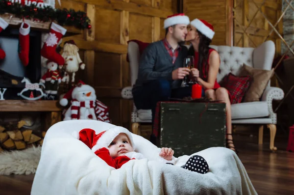 Familie in de kerstnacht — Stockfoto