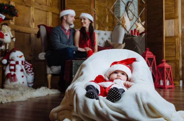 Familie in de kerstnacht — Stockfoto