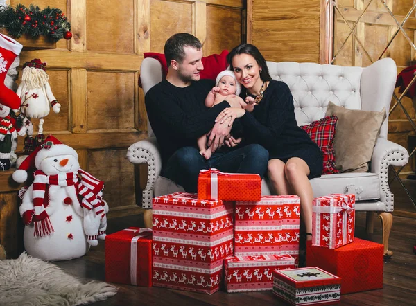 Família na noite de Natal — Fotografia de Stock