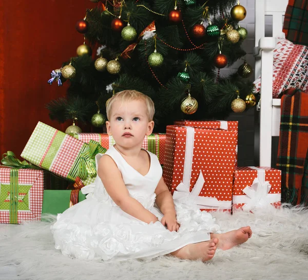 Menina bonito perto de árvore de Natal — Fotografia de Stock