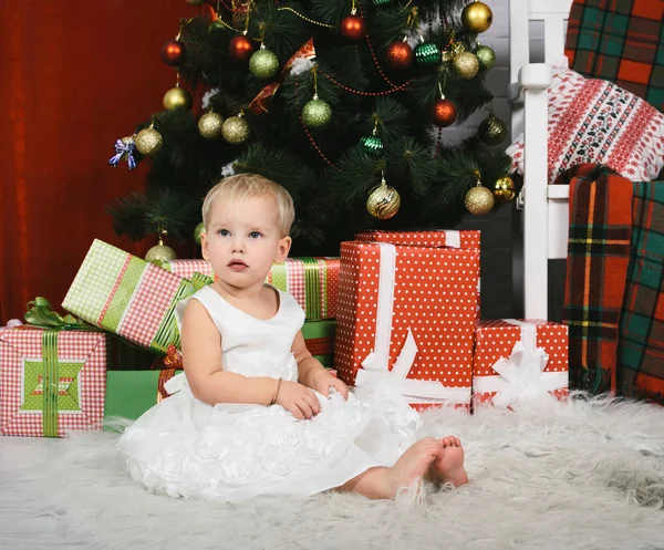 Schattig klein meisje in de buurt van de kerstboom — Stockfoto