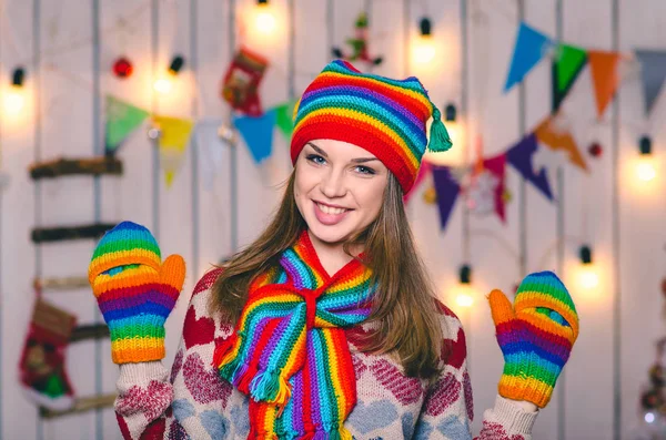 Giovane Bella Ragazza Europea Colorato Cappello Maglia Guanti Donna Sorridente — Foto Stock