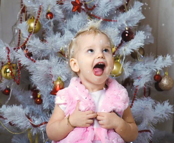 Uma Criança Pequena Vestido Bonito Fica Perto Uma Árvore Natal — Fotografia de Stock