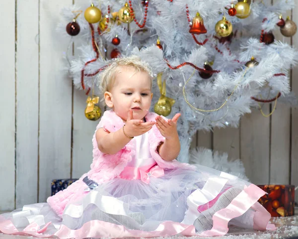 Niña Hermoso Vestido Sienta Cerca Árbol Navidad Esperando Regalos — Foto de Stock