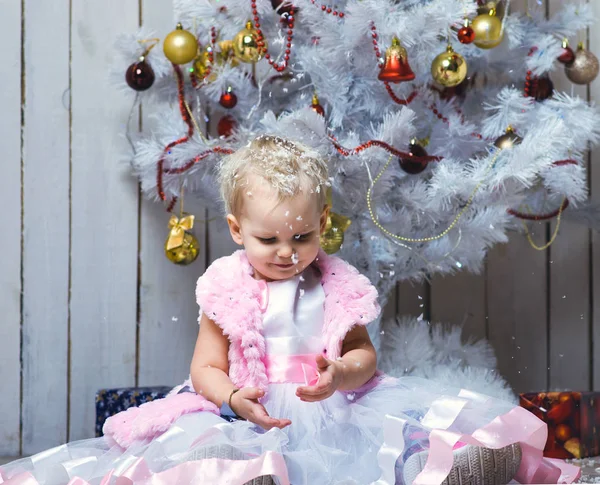 Menina Vestido Bonito Senta Perto Uma Árvore Natal Esperando Por — Fotografia de Stock