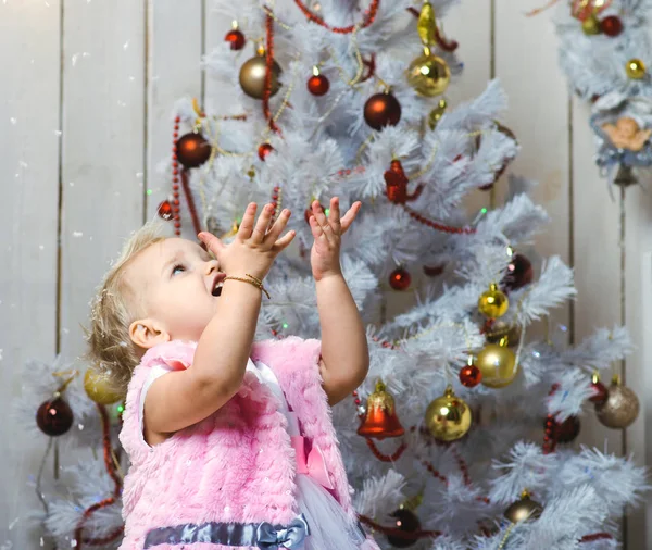 Uma Criança Pequena Vestido Bonito Fica Perto Uma Árvore Natal — Fotografia de Stock