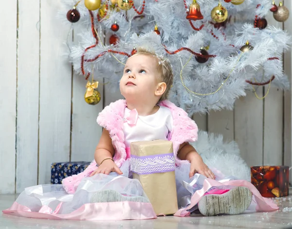 Menina Vestido Bonito Senta Perto Uma Árvore Natal Esperando Por — Fotografia de Stock