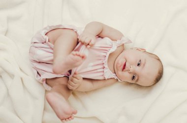 Mutlu küçük bebek kanepede döşenmesi