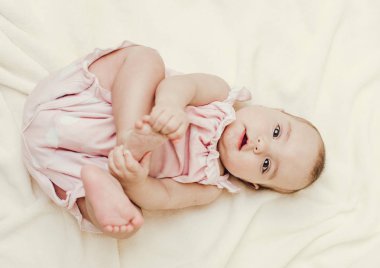 Mutlu küçük bebek kanepede döşenmesi