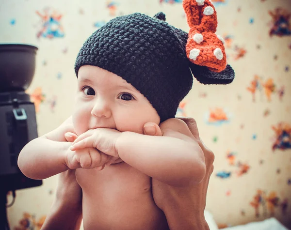 Kleines Süßes Mädchen Mit Schwarzem Strickmütze Schaut Mit Neugierigen Augen — Stockfoto