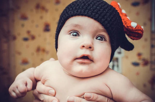 Schattig Meisje Zwarte Gebreide Muts Kijkt Naar Wereld Met Hun — Stockfoto