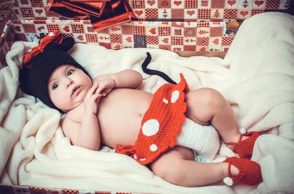 Pequena Menina Bonito Chapéu Malha Preta Olha Para Mundo Com — Fotografia de Stock