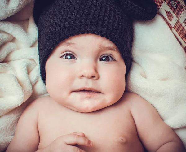 Küçük Şirin Kız Siyah Örme Şapka Içinde Dünyaya Ile Meraklı — Stok fotoğraf