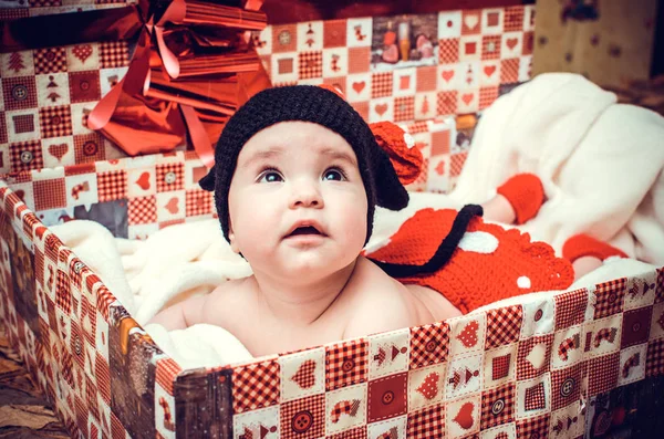 Pequena Menina Bonito Chapéu Malha Preta Olha Para Mundo Com — Fotografia de Stock