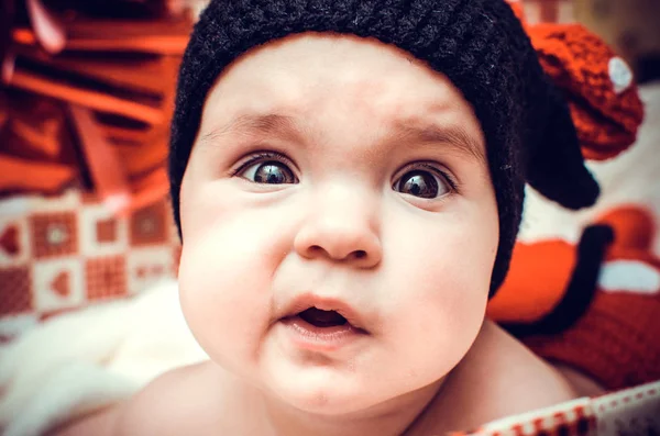 Kleines Süßes Mädchen Mit Schwarzem Strickmütze Schaut Mit Neugierigen Augen — Stockfoto