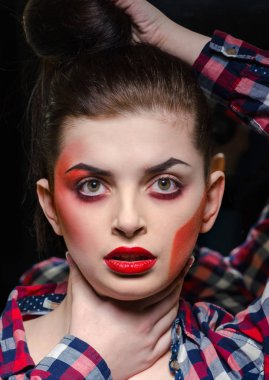 Beyaz kız sahne makyajlı. Kendini boynundan tutan eller kadın.