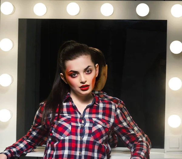Junges Kaukasisches Mädchen Mit Bühnenschminke Eine Frau Karierten Hemd Die — Stockfoto