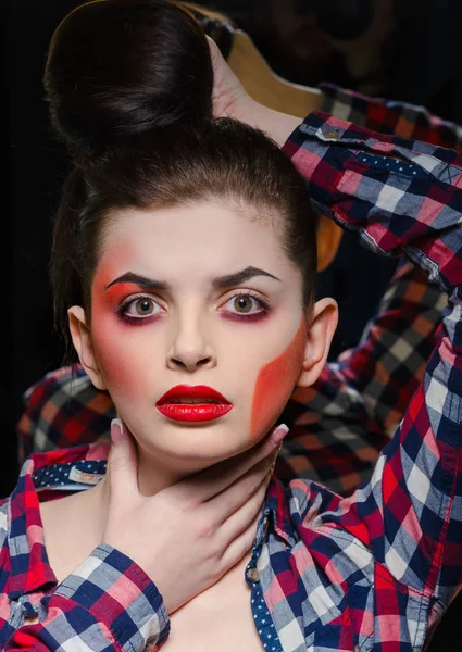 Jeune Fille Caucasienne Avec Maquillage Scène Les Mains Femme Tenant — Photo