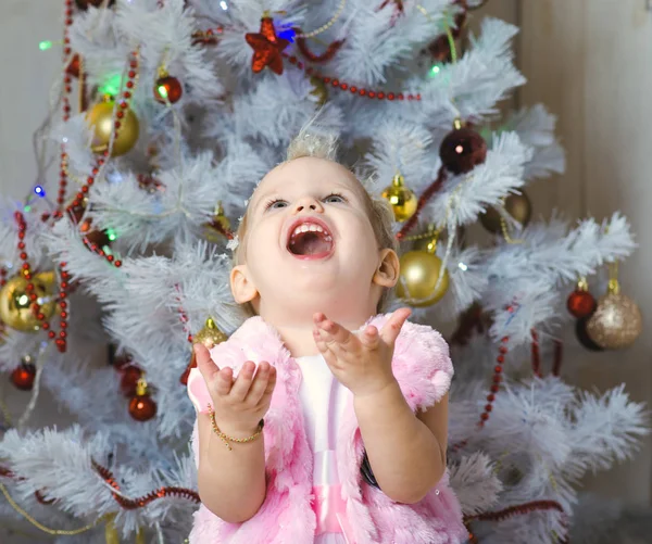 Una Niña Pequeña Con Hermoso Vestido Para Cerca Árbol Navidad — Foto de Stock