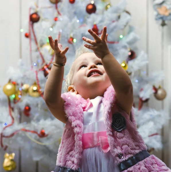 Una Niña Pequeña Con Hermoso Vestido Para Cerca Árbol Navidad — Foto de Stock