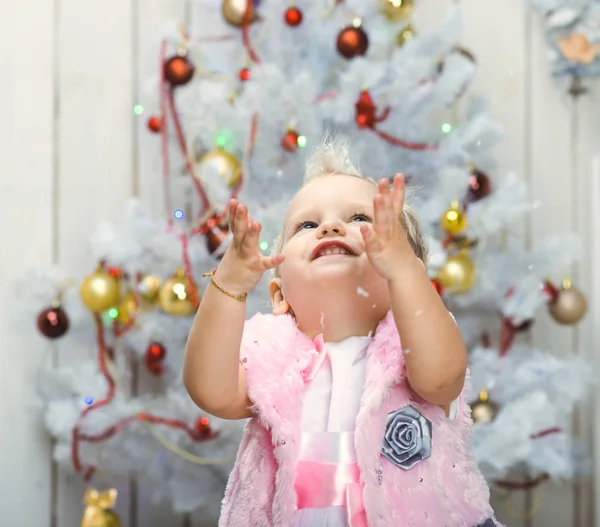 Una Niña Pequeña Con Hermoso Vestido Para Cerca Árbol Navidad — Foto de Stock
