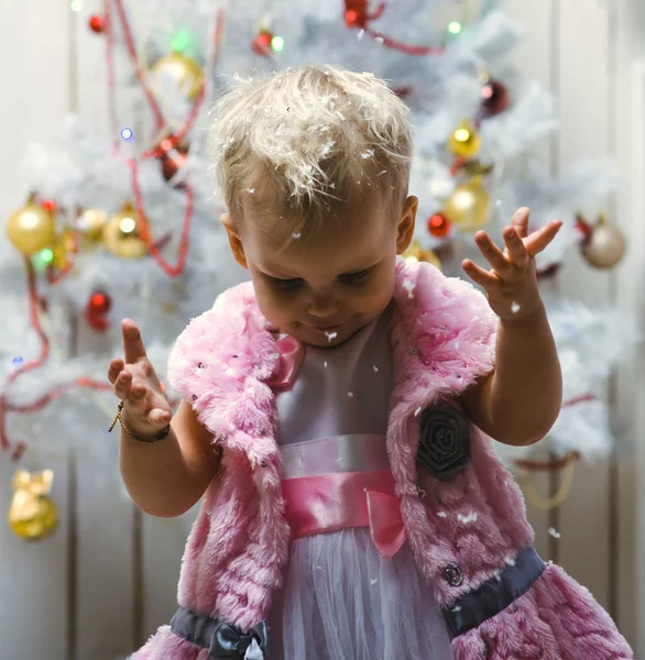 Uma Criança Pequena Vestido Bonito Fica Perto Uma Árvore Natal — Fotografia de Stock