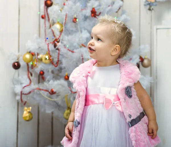 Uma Criança Pequena Vestido Bonito Fica Perto Uma Árvore Natal — Fotografia de Stock