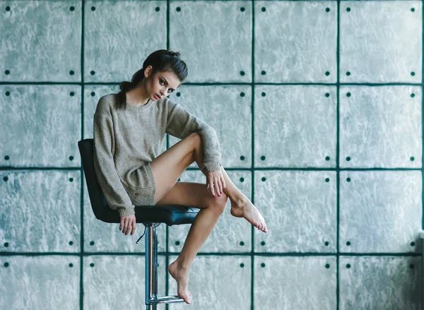 Menina Bonita Sentada Uma Cadeira Uma Mulher Vestida Com Uma — Fotografia de Stock