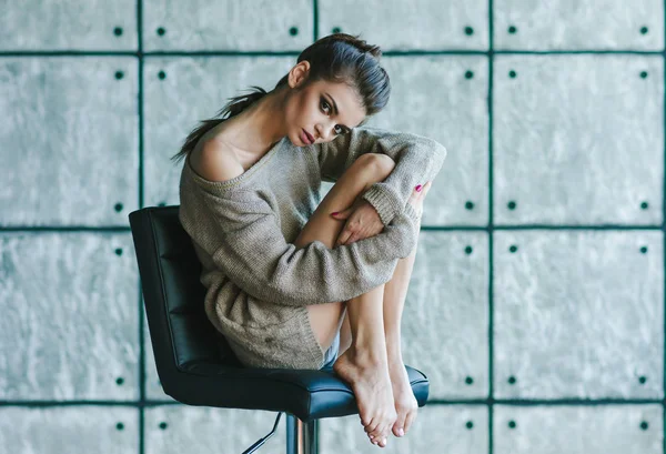 Beautiful Girl Sitting Chair Woman Dressed Soft Knit Sweater Photo — Stock Photo, Image