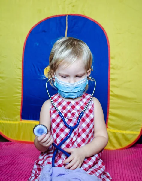 Niña Jugando Doctor Con Muñeca Niño Vestido Con Una Máscara — Foto de Stock