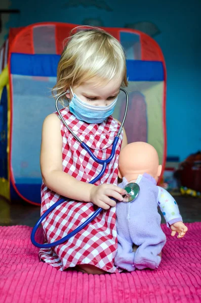 Kleines Mädchen Spielt Doktor Mit Ihrer Puppe Ein Kind Mit — Stockfoto