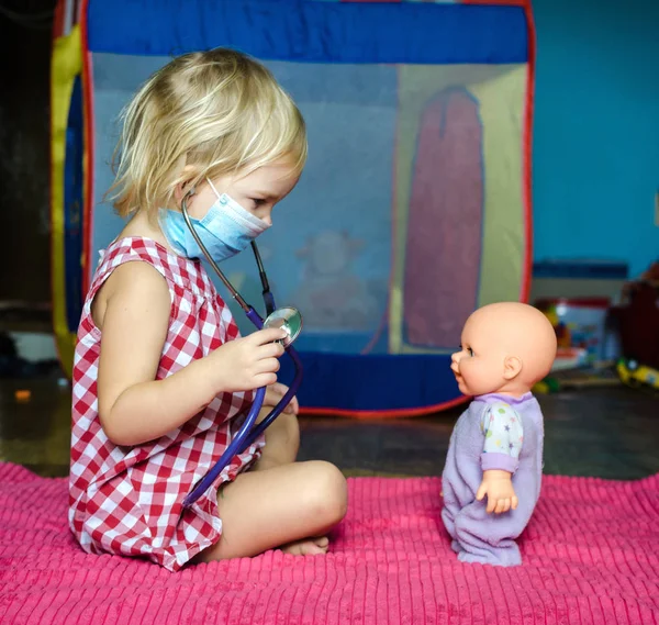 Kleines Mädchen Spielt Doktor Mit Ihrer Puppe Ein Kind Mit — Stockfoto