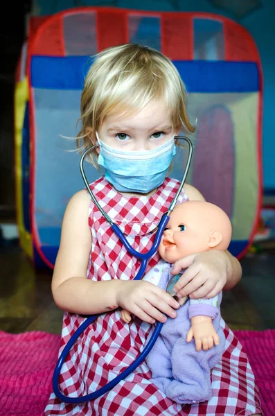 Kleines Mädchen Spielt Doktor Mit Ihrer Puppe Ein Kind Mit — Stockfoto