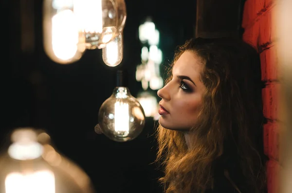 Portrét Krásné Evropské Dívky Žena Stojí Zdi Obklopené Edisonovy Žárovky — Stock fotografie