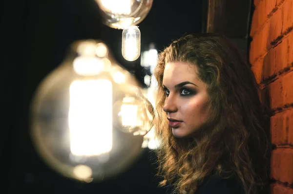 Portrait Beautiful European Girl Woman Stands Wall Surrounded Edison Light — Stock Photo, Image