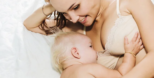 Moeder voedt het kind borst melk. Borstvoeding. De baby is zeer — Stockfoto