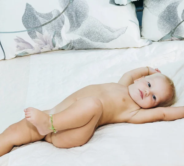 Baby Auf Dem Bett Mädchen Wacht Auf Und Freut Sich — Stockfoto