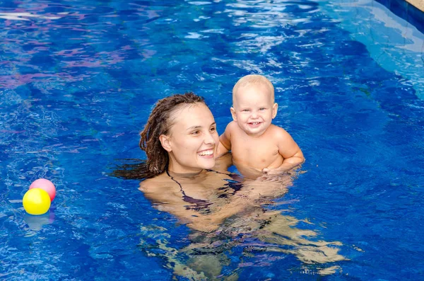 Mamá Enseña Niño Nadar Entrenador Enseña Nadar Piscina Juegan Con — Foto de Stock