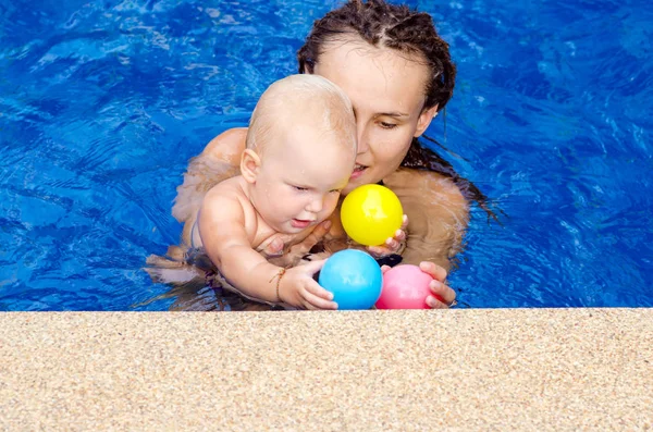 Mamá Enseña Niño Nadar Entrenador Enseña Nadar Piscina Juegan Con — Foto de Stock