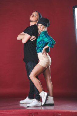 Güzel genç çift stüdyoda. Kız ve eğleniyor ve gülen adam.