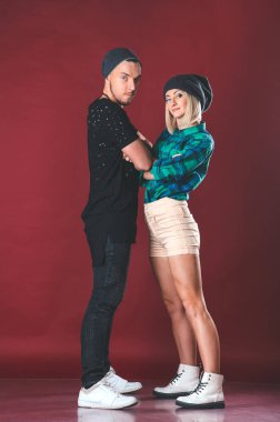 Güzel genç çift stüdyoda. Kız ve eğleniyor ve gülen adam.