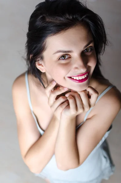 Jovem mulher sorrindo para você — Fotografia de Stock