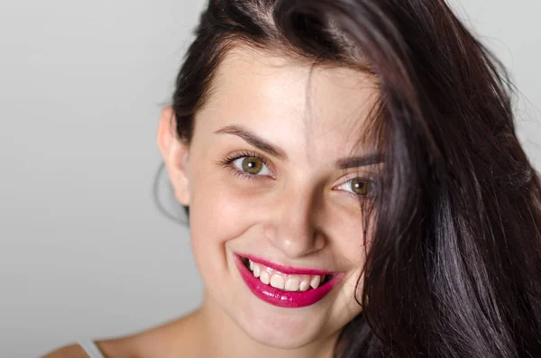 Jovem mulher sorrindo para você — Fotografia de Stock