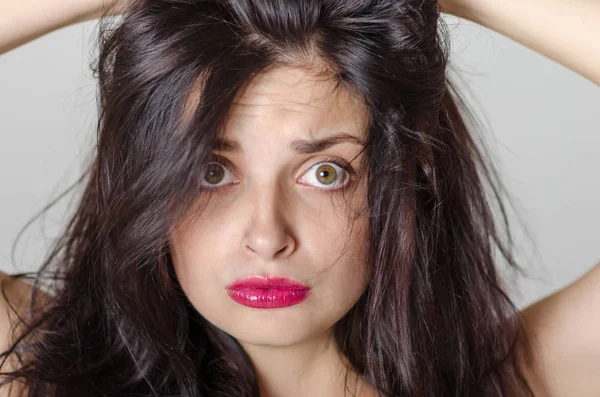 Retrato de mujer ypung. Ella sorprendió y sorprendió . —  Fotos de Stock