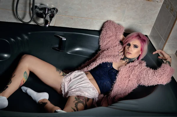 Tätowiertes Model Mit Pinkfarbenen Haaren Modischen Posen Foto Der Dunklen — Stockfoto
