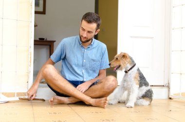 Bir adam ve bir köpek. Onun pet ile verandada oturan adam.