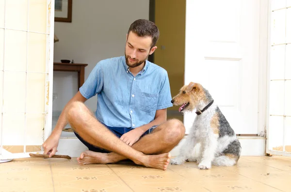 Seorang pria dan seekor anjing. Seorang pria duduk di teras bersama peliharaannya. . — Stok Foto